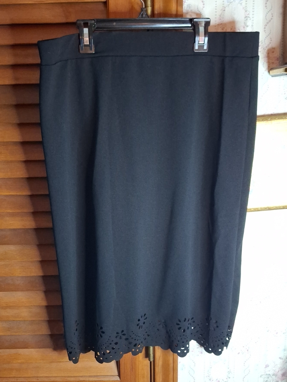 Black Women's Midi Skirt with Scalloped Laser-Cut Hem XXL New